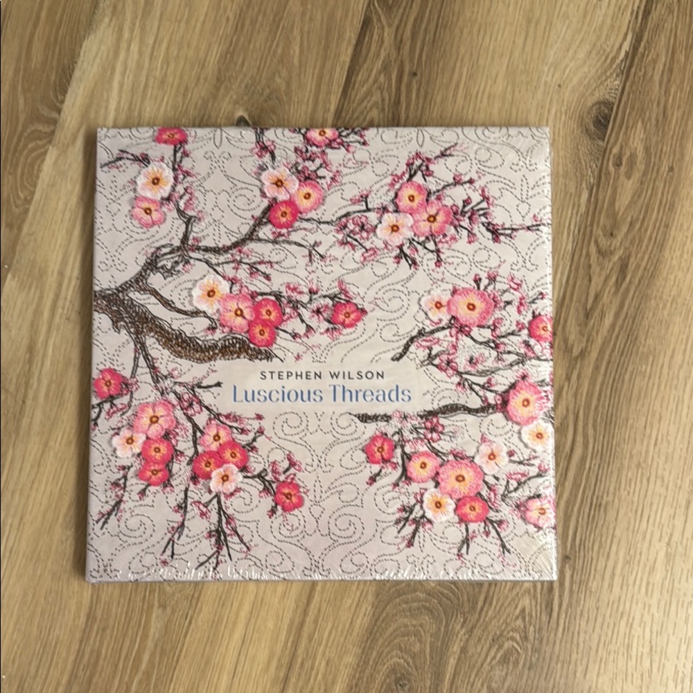 NWT Stephen WilsonLuscious Threads Floral Art Book.